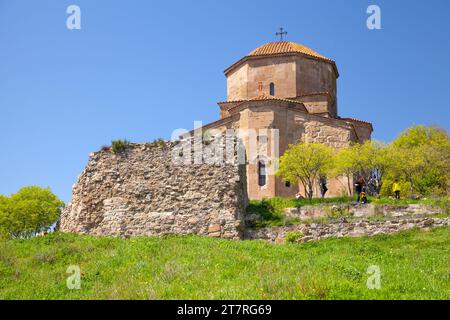 Mtskheta, Georgia - 28 aprile 2019: I turisti si trovano nei pressi del monastero di Jvari, situato sulla cima della montagna vicino a Mtskheta, Georgia Foto Stock