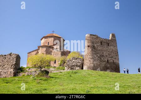 Mtskheta, Georgia - 28 aprile 2019: I turisti visitano il monastero di Jvari situato sulla cima della montagna vicino a Mtskheta, Georgia Foto Stock