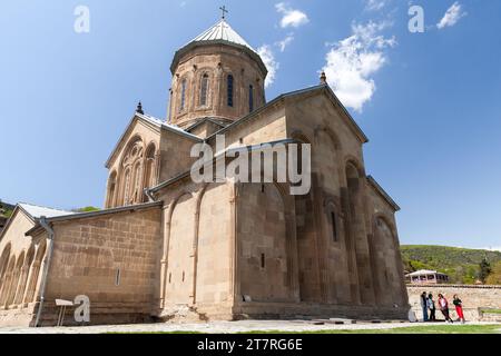 Mtskheta, Georgia - 28 aprile 2019: I turisti sono vicini alla chiesa di Samtavro in una giornata di sole Foto Stock