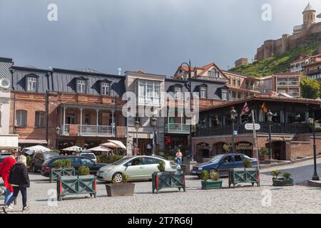 Tbilisi, Georgia - 28 aprile 2019: Vista della vecchia via Tbilisi, passeggiata per la gente in piazza Vakhtang Gorgasali Foto Stock