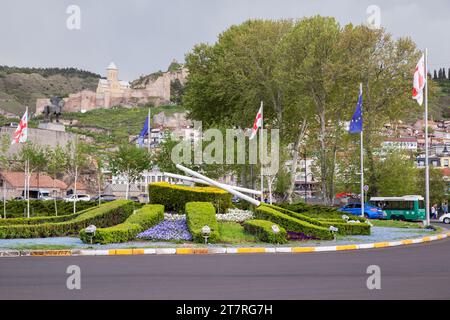 Tbilisi, Georgia - 28 aprile 2019: Vista della strada con Tbilisi Europe Square di giorno Foto Stock