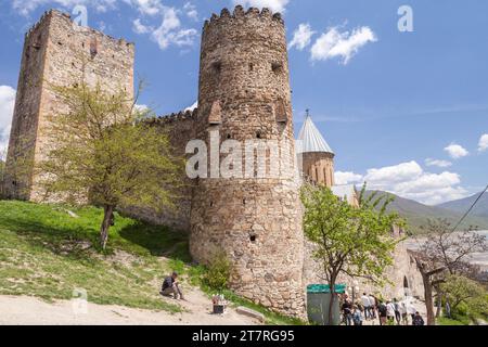 Ananuri, Georgia - 30 aprile 2019: I turisti visitano il complesso del monastero di Ananuri in una giornata di sole Foto Stock