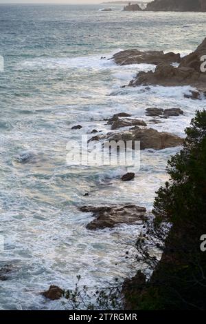 onde d'acqua schiumose vertiginose e vorticose fotografate dall'alto Foto Stock