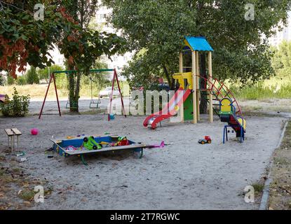 Parco giochi colorato nel cortile del parco senza bambini. Gioca in giardino con sandbox e altri elementi per il parco giochi Foto Stock