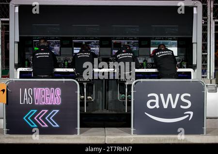 Gli ingegneri del team Mercedes AMG F1 sul pit wall durante il Gran Premio di Formula 1 Heineken Silver Las Vegas 2023, 21° round del Campionato Mondiale di Formula 1 2023 dal 17 al 19 novembre 2023 sul Las Vegas Strip Circuit, a Las Vegas, USA Foto Stock