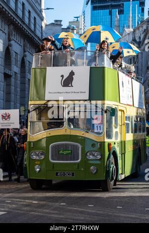 Lord Mayor's Ward of Broad Street autobus scoperto alla processione 2023 del Lord Mayor's Show a Poultry, nella City di Londra, Regno Unito Foto Stock