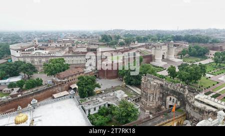 Il forte di Lahore, Lahore Pakistan, costruito dagli imperatori Moghul, è un classico esempio di architettura moghul e islamica. Foto Stock