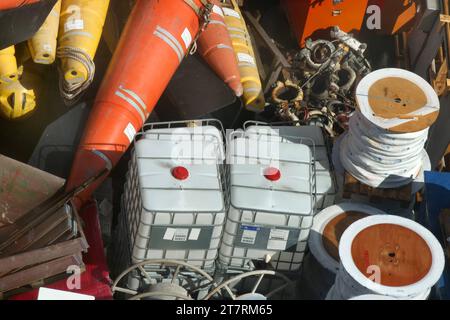 Schiffsausruester im Hafen von Bergen, Norwegen. Schiffsausruester *** Candlery navale nel porto di Bergen, Norvegia Candlery nave credito: Imago/Alamy Live News Foto Stock