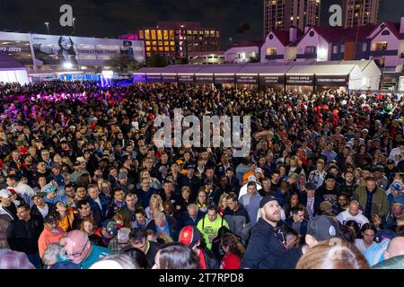 Las Vegas, Stati Uniti. 16 novembre 2023. Migliaia di fan partecipano al Gran Premio di Formula 1 a Las Vegas, Nevada, il 16 novembre 2023 (foto di Travis Ball/Sipa USA) credito: SIPA USA/Alamy Live News Foto Stock