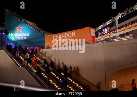 16 novembre 2023; Las Vegas, Nevada, USA. Gran Premio di F1 degli Stati Uniti, Las Vegas; sessioni di prove; i tifosi iniziano a partire poiché la P2 è ritardata di 2 ore Foto Stock