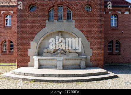 Polen, Breslau, auf dem foto der Brunnen am Wasserturm Breslau auf der ul. Sudecka 125a *** 11 09 2023, Polonia. 11 settembre 2023. Wroclaw, nella foto la fontana della torre dell'acqua Wroclaw on ul Sudecka 125a Credit: Imago/Alamy Live News Foto Stock