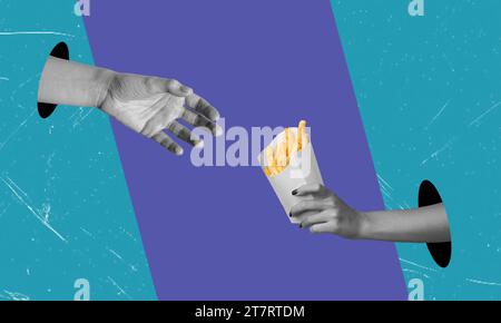 Collage artistico contemporaneo con mani umane che tengono patatine fritte o patatine fritte. Design moderno. Spazio per testi pubblicitari. Foto Stock