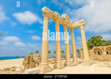 Tempio di Apollo in Turchia. La posizione archeologica di Side, unita ai suoi tesori storici, la rende una destinazione imperdibile per la storia Foto Stock