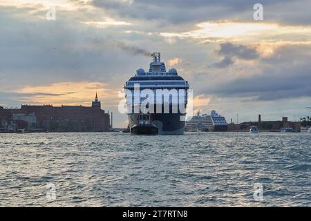 Enorme nave turistica che entra nella laguna veneziana in primavera. Venezia - 4 maggio 2019 Foto Stock