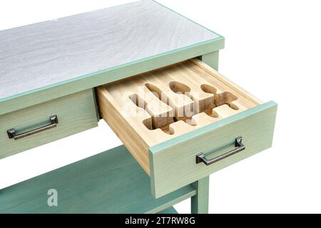 Supporti in legno per posate in cassettiera aperta per tavolo da servizio isolato su sfondo bianco. Dispositivo unico e confortevole per la conservazione degli utensili Foto Stock