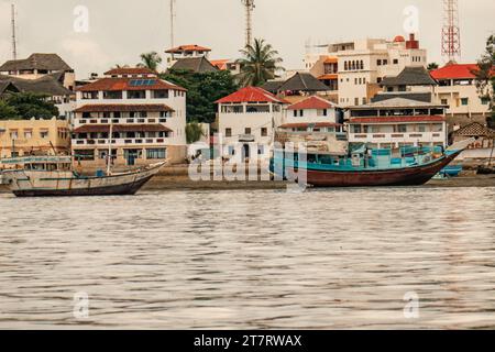 Vista panoramica della città di Shela sull'isola di Lamu, vecchie case bianche a Lamu, Kenya, con barche da pesca Foto Stock