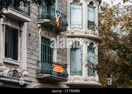 Bandiere dell'indipendenza appese ai balconi di un edificio a Barcellona, Catalogna, Spagna Foto Stock