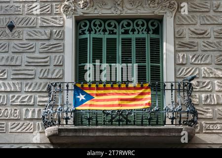 Bandiere dell'indipendenza appese ai balconi di un edificio a Barcellona, Catalogna, Spagna Foto Stock