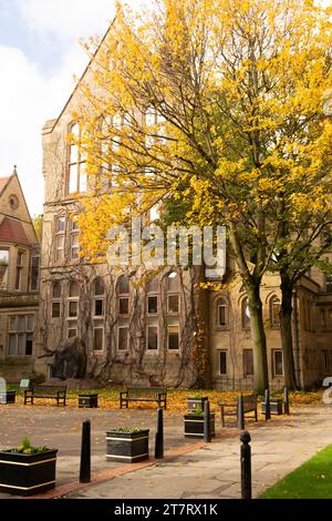 Università di Manchester, edificio dei Beyer Laboratories nell'Old Quad con foglie autunnali. Manchester, Regno Unito Foto Stock