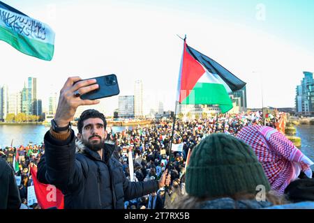 Man scatta selfie in una marcia di protesta per la Palestina, Londra, 11 novembre 2023 Foto Stock
