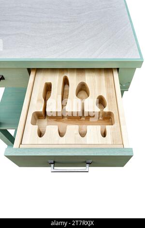 Supporti in legno per posate in cassettiera aperta per tavolo da servizio isolato su sfondo bianco. Dispositivo unico e confortevole per la conservazione degli utensili Foto Stock