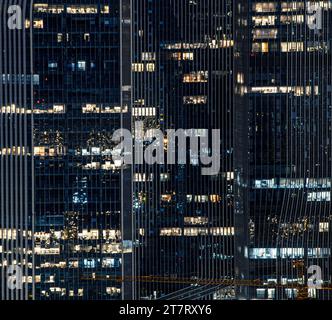 Le luci notturne dei grattacieli nel quartiere finanziario di Wuhan. Foto Stock