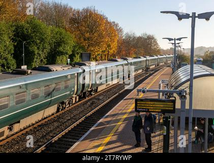 GWR Great Western Railway serie 800 treno Hitachi InterCity Express, stazione ferroviaria di Hungerford, Berkshire, Inghilterra, Regno Unito Foto Stock