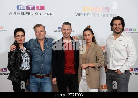 V.l. Tatjana CLASING, Schauspielerin, Andre DIETZ, Schauspieler, Marc DUMITRU, Schauspieler, Alexandra FONSATTI, Schauspielerin, Francisco MEDINA, Schauspieler, 28. RTL Spendenmarathon Wir helfen Kindern, Fernsehen, 16.-17.11.2023. *** F l Tatjana CLASING, attrice, Andre DIETZ, attore, Marc DUMITRU, attore, Alexandra FONSATTI, attrice, Francisco MEDINA, attore, 28 RTL Spendenmarathon Wir helfen Kindern, Television, 16 17 11 2023 crediti: Imago/Alamy Live News Foto Stock