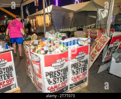 Philadelphia, Stati Uniti. 16 novembre 2023. I volontari raccolgono donazioni di cibo in tarda serata durante Camp Out for Hunger giovedì 16 novembre 2023 all'Xfinity Live di Philadelphia, Pennsylvania. Camp Out for Hunger è la più grande attrazione alimentare degli Stati Uniti e nel 2022 ha raccolto 1.078.254 dollari e ha prodotto 2.821.949 libbre di donazioni di cibo. Dal 1998, Camp Out for Hunger ha portato 22 milioni di sterline di cibo donato a Philabundance. ( Credit: William Thomas Cain/Alamy Live News Foto Stock