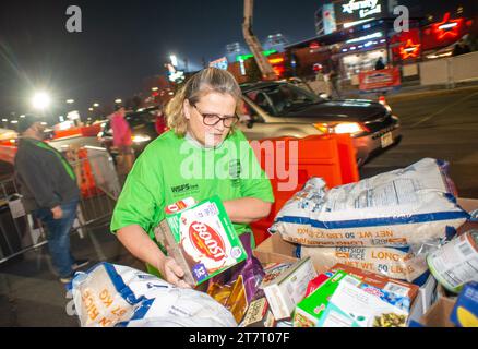 Philadelphia, Stati Uniti. 16 novembre 2023. I volontari raccolgono donazioni di cibo in tarda serata durante Camp Out for Hunger giovedì 16 novembre 2023 all'Xfinity Live di Philadelphia, Pennsylvania. Camp Out for Hunger è la più grande attrazione alimentare degli Stati Uniti e nel 2022 ha raccolto 1.078.254 dollari e ha prodotto 2.821.949 libbre di donazioni di cibo. Dal 1998, Camp Out for Hunger ha portato 22 milioni di sterline di cibo donato a Philabundance. ( Credit: William Thomas Cain/Alamy Live News Foto Stock