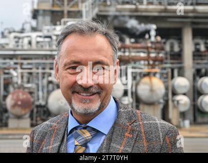 15 novembre 2023, Brandeburgo, Schwedt/Oder: Ralf Schairer, Amministratore delegato di raffinerie PCK, si trova di fronte alle attrezzature per la lavorazione del petrolio greggio nei locali di PCK-raffinerie GmbH. La raffineria di Schwedt, nella regione di Uckermark nel nord-est del Brandeburgo, fornisce carburante a gran parte della Germania nord-orientale. È di proprietà maggioritaria di due controllate della società statale russa Rosneft. Fino alla fine del 2022, PCK ha lavorato principalmente petrolio greggio proveniente dalla Russia. Come parte delle sanzioni imposte a causa della guerra di aggressione della Russia contro l'Ucraina, il governo tedesco ha deciso di smettere di usare Foto Stock