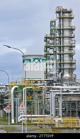 15 novembre 2023, Brandeburgo, Schwedt/Oder: Vari impianti di trasformazione del petrolio greggio nei locali della PCK-raffinerie GmbH. La raffineria di Schwedt, nella regione di Uckermark nel nord-est del Brandeburgo, fornisce carburante a gran parte della Germania nord-orientale. È di proprietà maggioritaria di due controllate della società statale russa Rosneft. Fino alla fine del 2022, PCK ha lavorato principalmente petrolio greggio proveniente dalla Russia. Come parte delle sanzioni imposte a causa della guerra di aggressione della Russia contro l'Ucraina, il governo tedesco ha deciso di smettere di usare il petrolio russo. In alternativa, il petrolio arriva attraverso Danzica e Rost Foto Stock