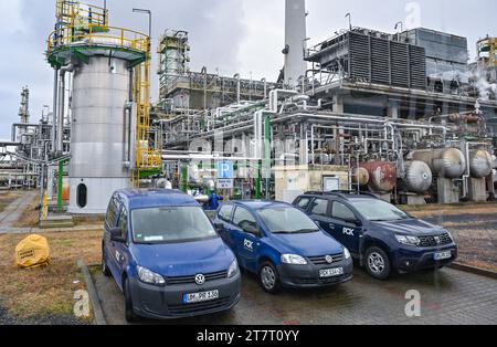 15 novembre 2023, Brandeburgo, Schwedt/Oder: Vari impianti di trasformazione del petrolio greggio nei locali della PCK-raffinerie GmbH. La raffineria di Schwedt, nella regione di Uckermark nel nord-est del Brandeburgo, fornisce carburante a gran parte della Germania nord-orientale. È di proprietà maggioritaria di due controllate della società statale russa Rosneft. Fino alla fine del 2022, PCK ha lavorato principalmente petrolio greggio proveniente dalla Russia. Come parte delle sanzioni imposte a causa della guerra di aggressione della Russia contro l'Ucraina, il governo tedesco ha deciso di smettere di usare il petrolio russo. In alternativa, il petrolio arriva attraverso Danzica e Rost Foto Stock