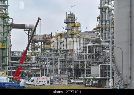 15 novembre 2023, Brandeburgo, Schwedt/Oder: Vari impianti di trasformazione del petrolio greggio nei locali della PCK-raffinerie GmbH. La raffineria di Schwedt, nella regione di Uckermark nel nord-est del Brandeburgo, fornisce carburante a gran parte della Germania nord-orientale. È di proprietà maggioritaria di due controllate della società statale russa Rosneft. Fino alla fine del 2022, PCK ha lavorato principalmente petrolio greggio proveniente dalla Russia. Come parte delle sanzioni imposte a causa della guerra di aggressione della Russia contro l'Ucraina, il governo tedesco ha deciso di smettere di usare il petrolio russo. In alternativa, il petrolio arriva attraverso Danzica e Rost Foto Stock
