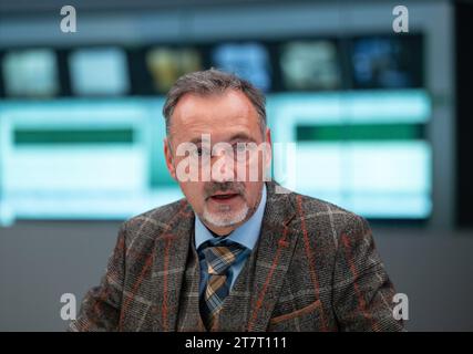 15 novembre 2023, Brandeburgo, Schwedt/Oder: Ralf Schairer, Amministratore delegato di raffinerie PCK, si trova nel centro di controllo della lavorazione del petrolio greggio presso la sede di PCK-raffinerie GmbH. La raffineria di Schwedt, nella regione di Uckermark nel nord-est del Brandeburgo, fornisce carburante a gran parte della Germania nord-orientale. È di proprietà maggioritaria di due controllate della società statale russa Rosneft. Fino alla fine del 2022, PCK ha lavorato principalmente petrolio greggio proveniente dalla Russia. Come parte delle sanzioni imposte a causa della guerra di aggressione della Russia contro l'Ucraina, il governo tedesco ha deciso di smettere di usare Foto Stock