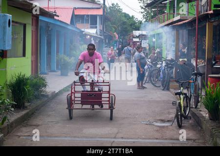 Scendi in una strada principale nella città di Tortuguero in Costa Rica Foto Stock