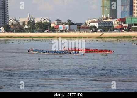 Gara di corse di motoscafi per il Bon Om Touk Water Festival a Phnom Penh sulla confluenza del fiume Tonle SAP e Mekong, gare di barche tradizionali, Cambogia Foto Stock