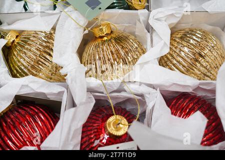 Ornamenti natalizi. Mercatino di Natale - palle in scatola con decorazioni in oro e rosso Foto Stock