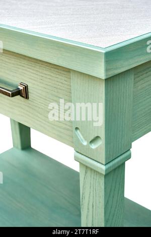 Tavolo da servizio in legno con cassetti e scaffali di frassino massiccio e vernice smaltata verde isolato su sfondo bianco primo piano Foto Stock