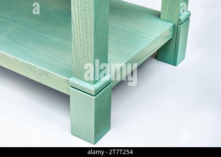 Tavolo da servizio in legno con cassetti e scaffali di frassino massiccio e vernice smaltata verde isolato su sfondo bianco primo piano Foto Stock