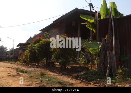 Vecchio villaggio di Rantau Panjang, jambi, molte vecchie case in legno antico e per essere una delle mete turistiche della provincia di jambi Foto Stock