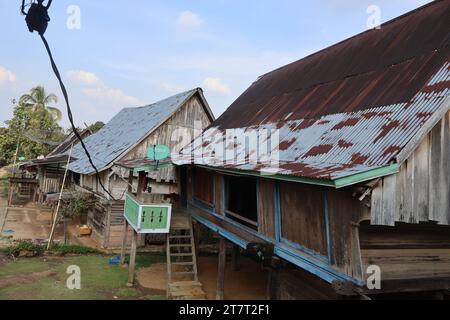 Vecchio villaggio di Rantau Panjang, jambi, molte vecchie case in legno antico e per essere una delle mete turistiche della provincia di jambi Foto Stock