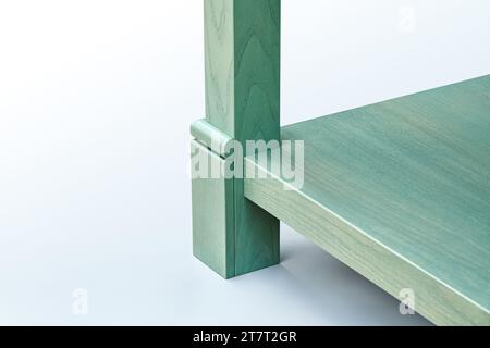 Tavolo da servizio in legno con cassetti e scaffali di frassino massiccio e vernice smaltata verde isolato su sfondo bianco primo piano Foto Stock