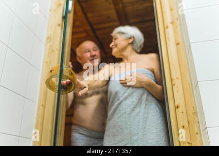 Una coppia di anziani allegri si rilassa nella sauna del centro benessere. Foto di alta qualità Foto Stock