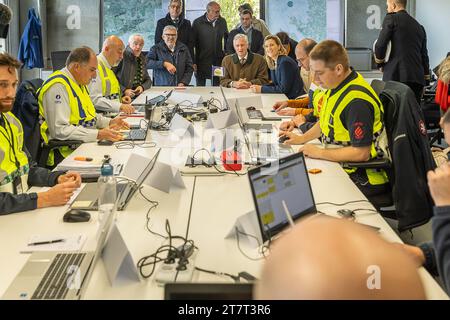 Diksmuide, Belgio. 17 novembre 2023. Il re Filip del Belgio e il ministro degli interni Annelies Verlinden sono stati fotografati durante una visita al centro di crisi di Diksmuide che ha gestito le inondazioni nelle Fiandre occidentali, venerdì 17 novembre 2023. Il fiume Yser (Ijzer) ha raggiunto livelli di allarme in diversi siti nella regione di Westhoek. BELGA PHOTO JAMES ARTHUR GEKIERE Credit: Belga News Agency/Alamy Live News Foto Stock