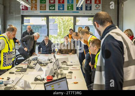 Diksmuide, Belgio. 17 novembre 2023. Il re Filip del Belgio e il ministro degli interni Annelies Verlinden sono stati fotografati durante una visita al centro di crisi di Diksmuide che ha gestito le inondazioni nelle Fiandre occidentali, venerdì 17 novembre 2023. Il fiume Yser (Ijzer) ha raggiunto livelli di allarme in diversi siti nella regione di Westhoek. BELGA PHOTO JAMES ARTHUR GEKIERE Credit: Belga News Agency/Alamy Live News Foto Stock