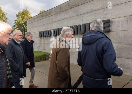 Diksmuide, Belgio. 17 novembre 2023. Re Filip del Belgio raffigurato durante una visita al centro di crisi di Diksmuide che gestisce le inondazioni nelle Fiandre occidentali, venerdì 17 novembre 2023. Il fiume Yser (Ijzer) ha raggiunto livelli di allarme in diversi siti nella regione di Westhoek. BELGA PHOTO JAMES ARTHUR GEKIERE Credit: Belga News Agency/Alamy Live News Foto Stock