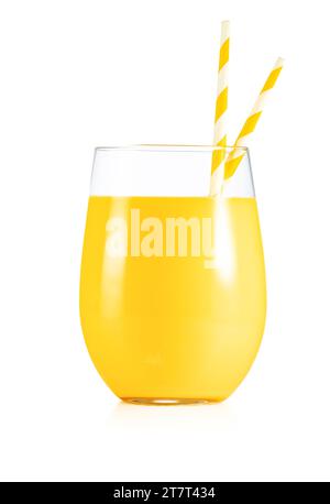 Primo piano del bicchiere di succo di ananas con cannucce di carta isolate su sfondo bianco. Vero filmato in studio. Foto Stock