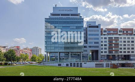 Belgrado, Serbia - 19 giugno 2023: Modern Building Business Company Office Vig Plaza a Capital City. Foto Stock