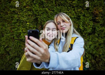 due adolescenti fanno un selfie all'aperto Foto Stock